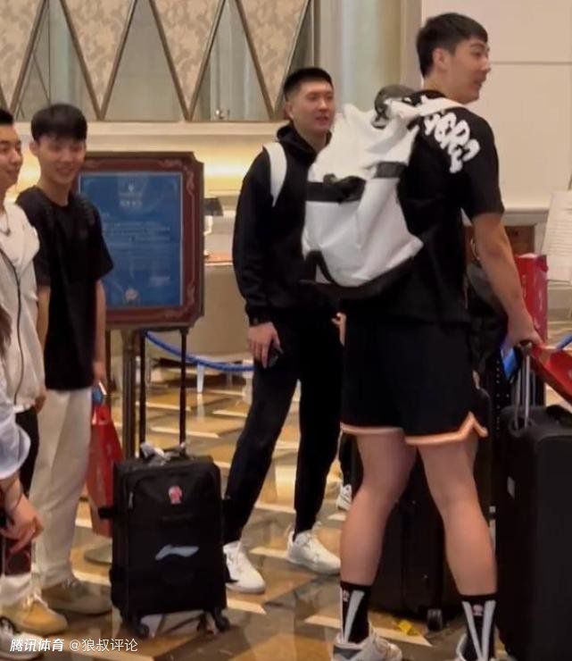 她穿着质地轻柔、款式十分性感的丝绸睡衣。